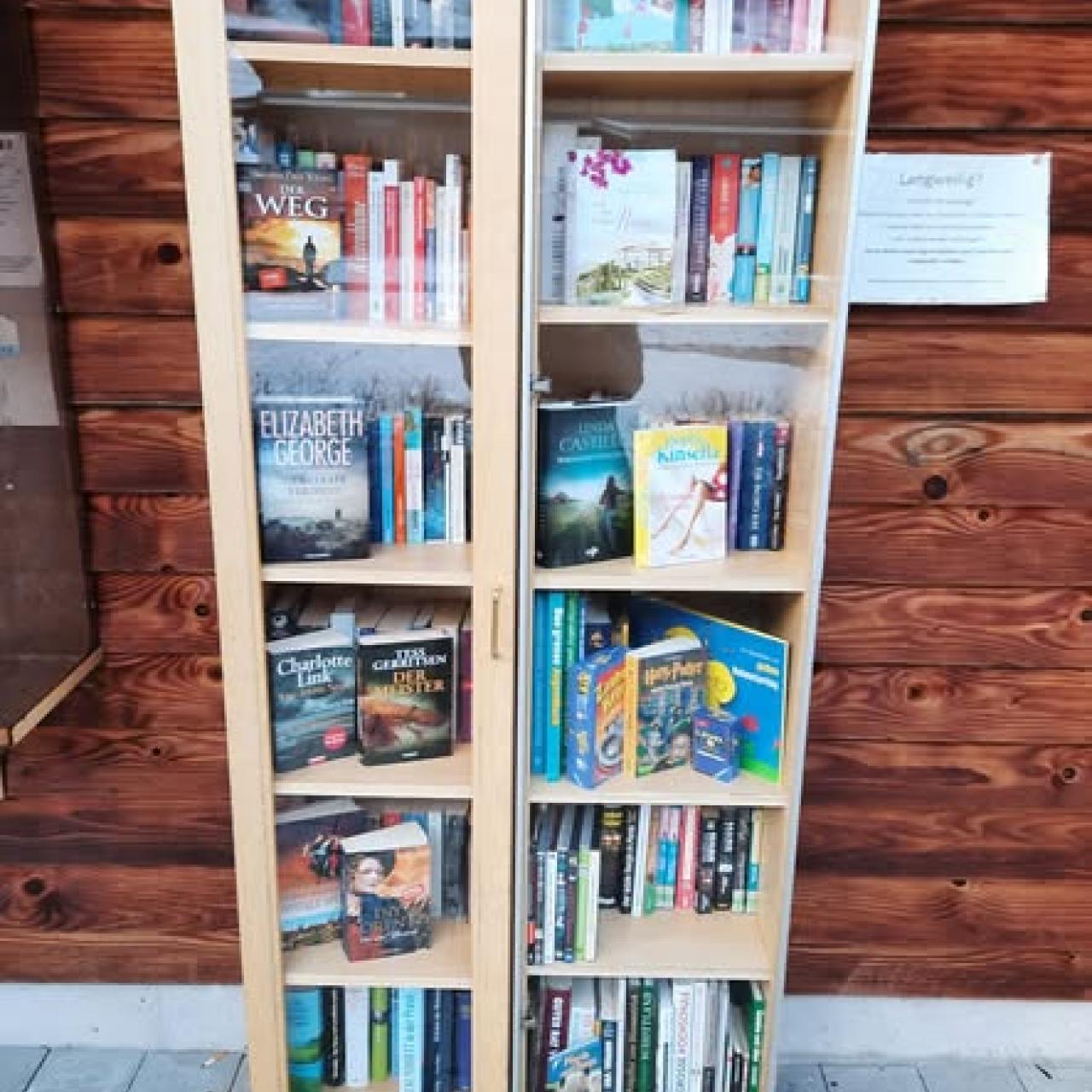Bücherschrank beim Badesee